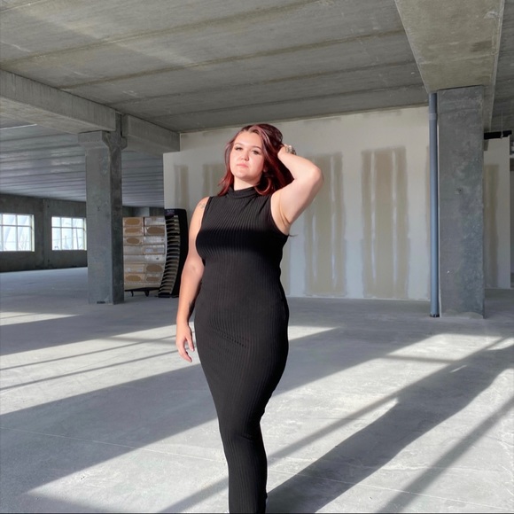 Plus size black dress - Picture 3 of 5